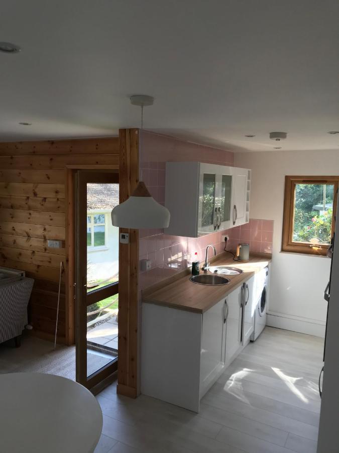 Winnie'S Corner - Self Contained Within The Grounds Of Another Property, In An Idyllic Wooded Setting Carlyon Bay Bagian luar foto